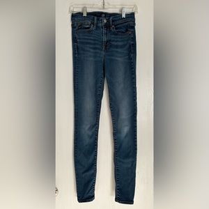 GAP skinny jeans in size 2/26tall.